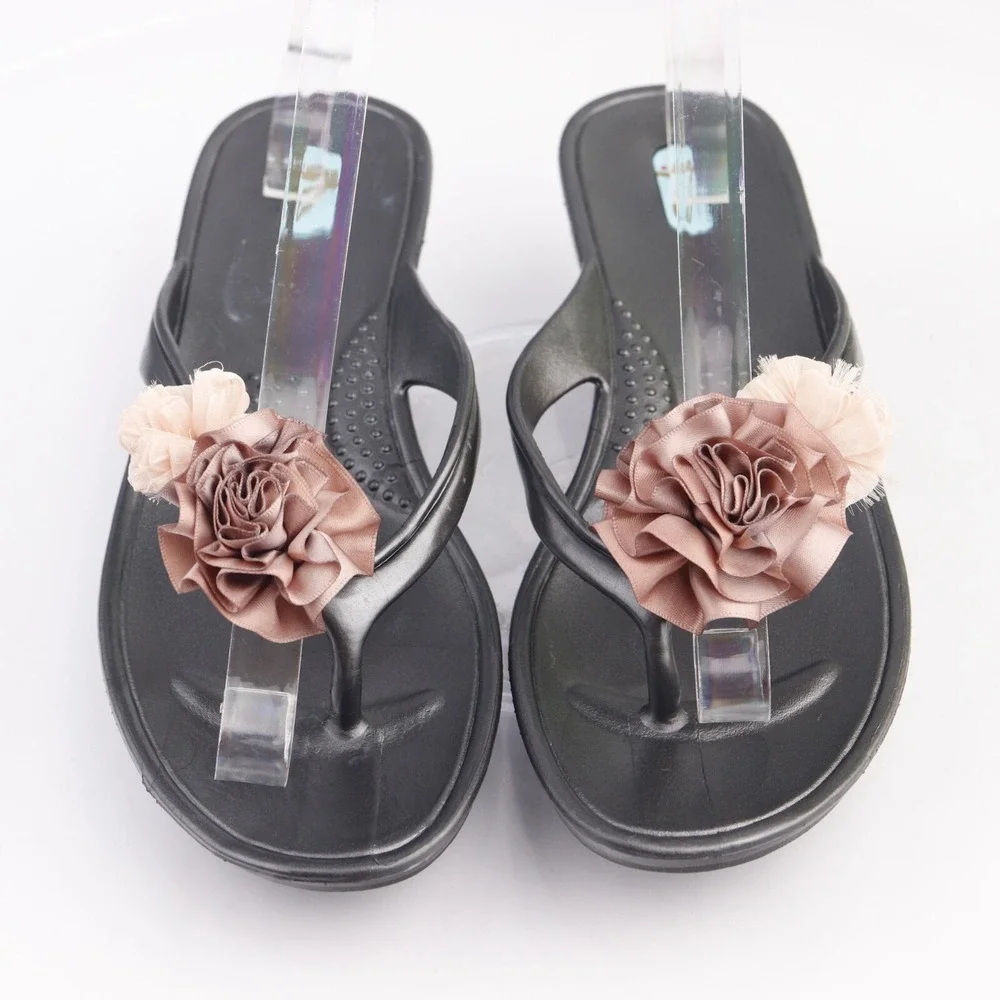 Oka B Okabashi Womens Kathleens Sandals Size 9.5 Silver Gray Wedge Thong Flowers